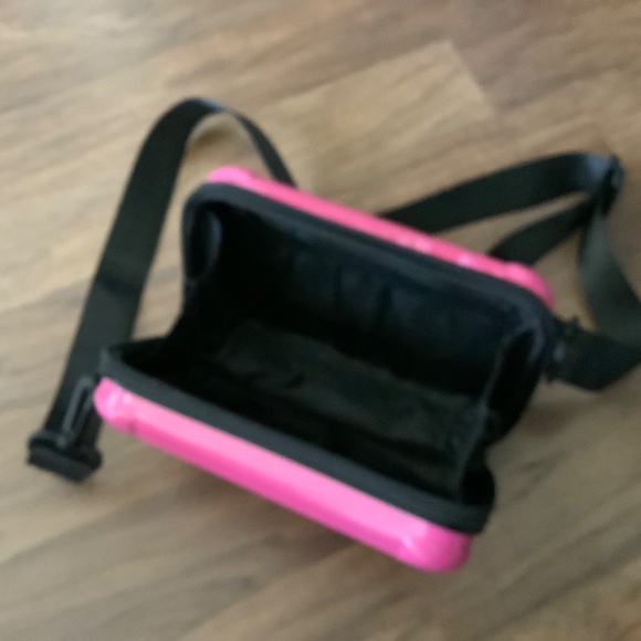Cross body camera bag with black strap - Picture 2 of 7